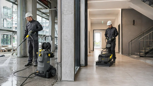 Equipos Kärcher para constructoras en uso durante distintas fases de obra: hidrolavadora HD 6/15 M en área de construcción y fregadora BR 40/10 C Adv en zona de acabados.